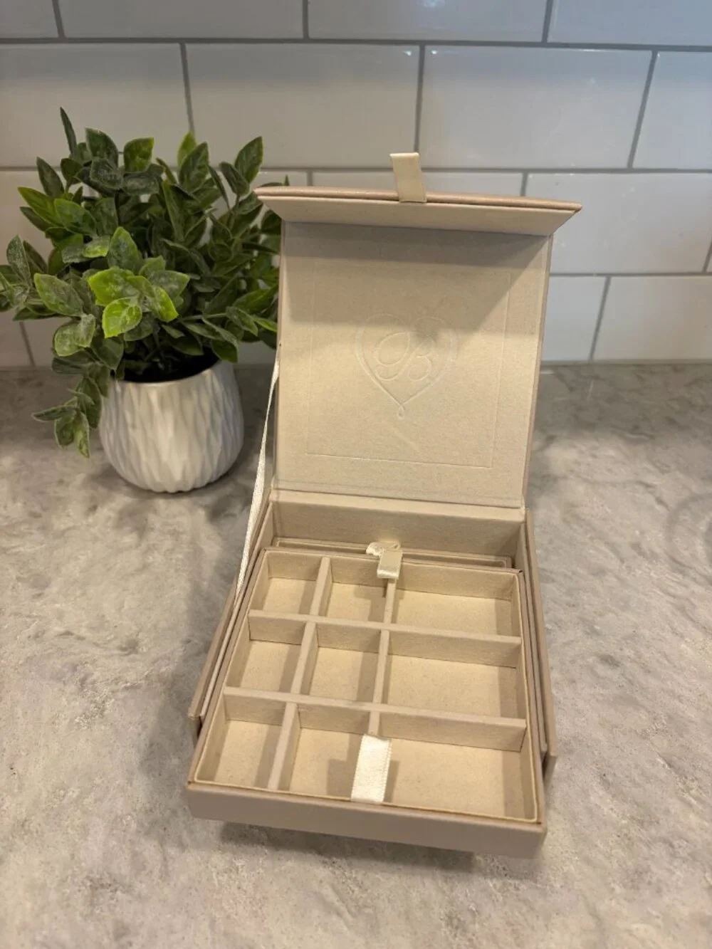Brighton Jewelry Box Embossed Tan Faux Leather Travel Dresser Box
